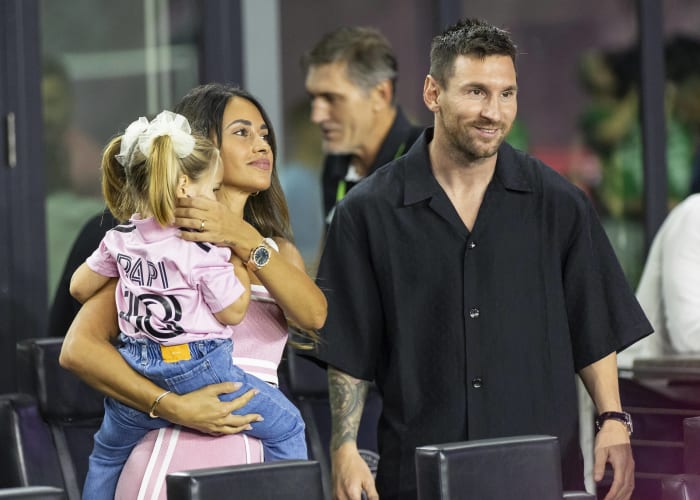 Messi sin uniforme junto con su esposa e hija